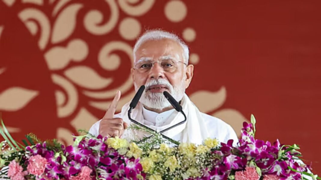प्रधानमंत्री नरेंद्र मोदी वाराणसी में जनसभा को संबोधित करते हुए