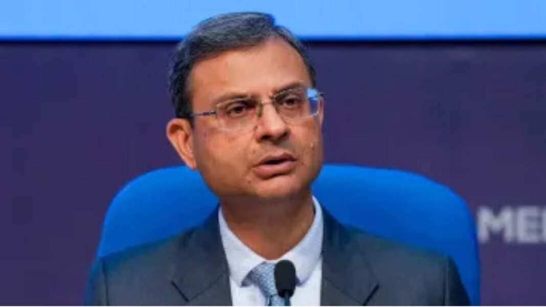 RBI गवर्नर संजय मल्होत्रा रेपो रेट का ऐलान करते हुए