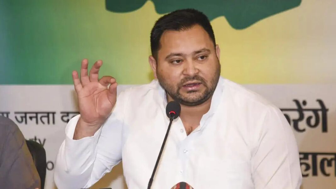 तेजस्वी यादव प्रेस कॉन्फ्रेंस में BJP पर वोट चोरी का आरोप लगाते हुए