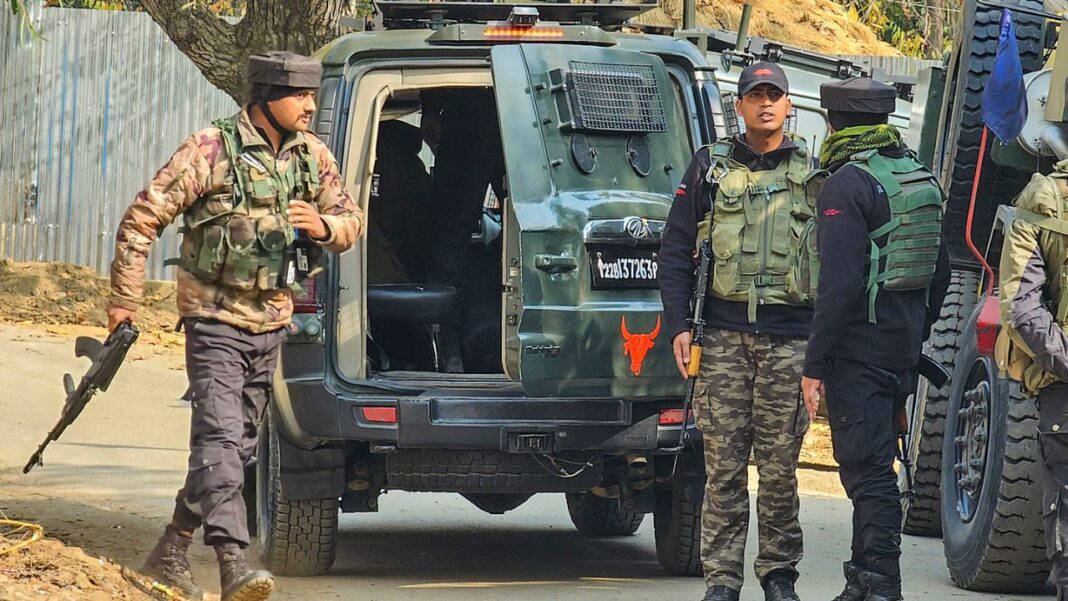 कुलगाम एनकाउंटर में सेना और आतंकियों के बीच मुठभेड़ की लाइव तस्वीर