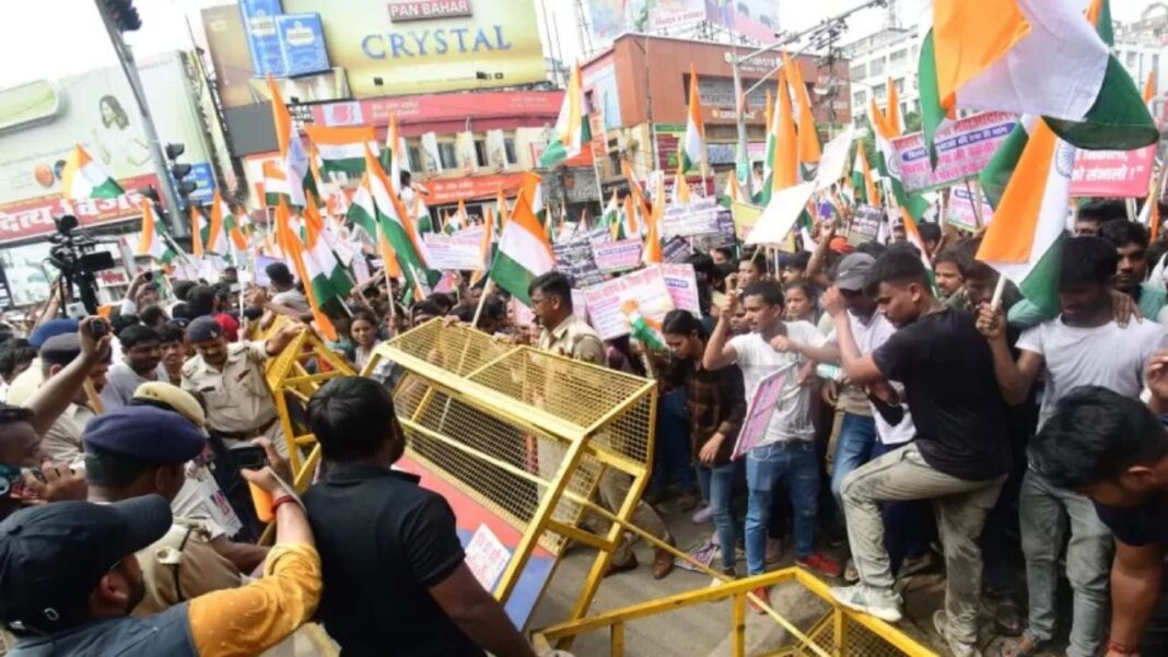 पटना दरोगा भर्ती लाठीचार्ज में अभ्यर्थियों का विरोध प्रदर्शन